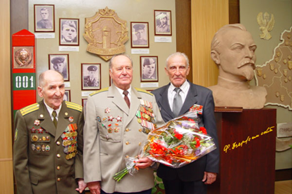 фото Почетные пограничники Николай Повзун, Василий Малиев, Петр Водолажский.