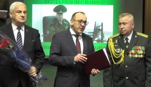 Полковник Андрей Журавель награжден драгунской шашкой от Госпогранкомитета