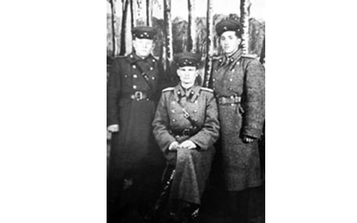 фото На снимке: Аркадий Кашин (в центре) с сослуживцами в 1945 году. Фото из семейного архива юбиляра.