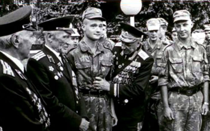 фото Полковник Потапов Н.С, полковник Водолажский П.Г и генерал-полковник Вертелко И.П. среди пограничников Брестского пограничного отряда. 1999г.