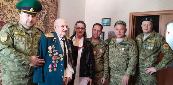 Ветераны-пограничники Бобруйска поздравили ветеранов Великой Отечественной войны с Днем Победы