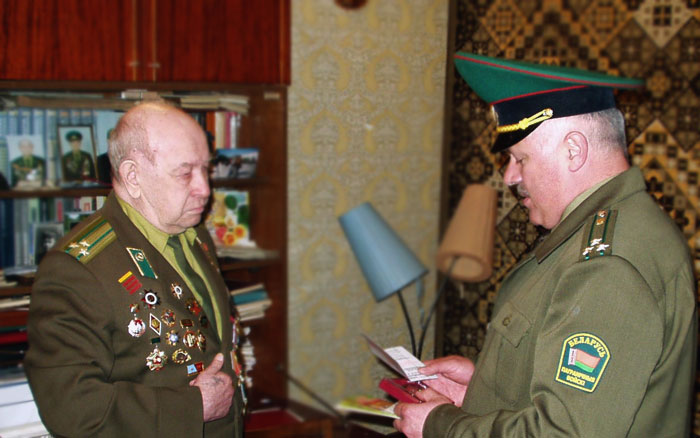 фото Поздравление с 85-летним юбилеем руководством воинской части, август 2005г.