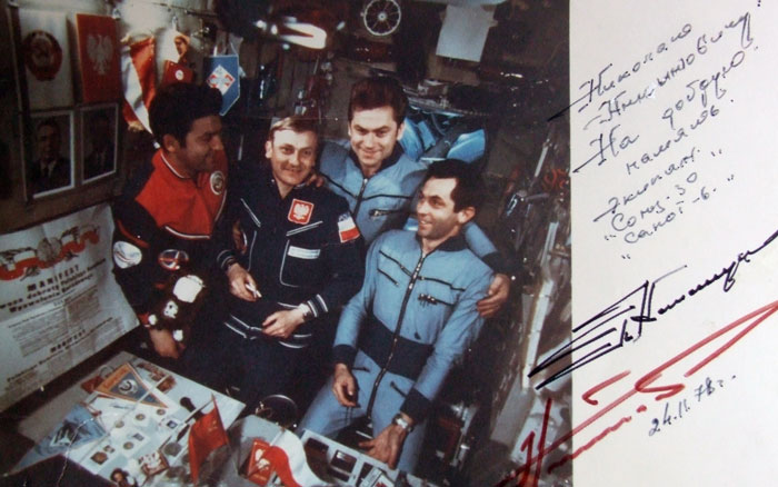 фото Первый белорусский и польский космонавты Пётр Климук и Мечислав Гермашевский оставили автографы Н. Н. Мельнику 24.11.1978 г.