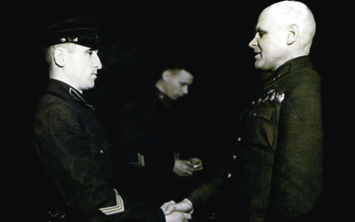 фото Н.Повзуну вручается орден Красной Звезды 1941 г.