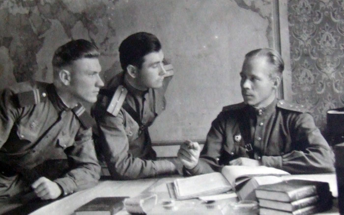 фото Старший лейтенант Н.Мельник в центре