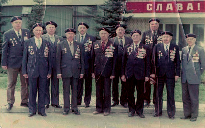 фото 1985 год. Н.С Потапов (первый ряд слева) среди участников Парада Победы в Москве