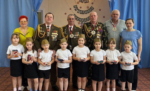 Ветераны-пограничники в гостях у малышей: тёплая встреча в канун праздника
