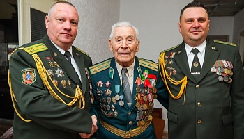 ФОТОФАКТ: Представители Брестской Краснознаменной пограничной группы поздравили ветерана ВОВ с Днем Победы