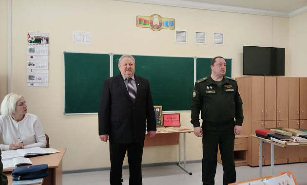 Ветераны-пограничники подарили кадетам артефакты войны и книги