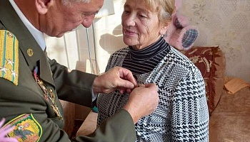 Пинская городская организация ветеранов-пограничников  вручила  нагрудный знак «Жена пограничника»