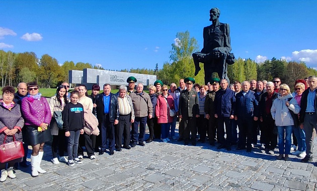 Делегация ветеранов-пограничников Пинска посетила мемориальный комплекс "Хатынь"