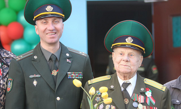 Гродненские пограничники поздравили ветерана Великой Отечественной войны с Днем Победы 