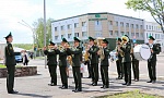 Парад под окном: в Мозыре военные с оркестром поздравляют ветеранов с Днем Победы