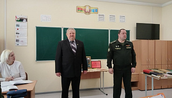 Ветераны-пограничники подарили кадетам артефакты войны и книги