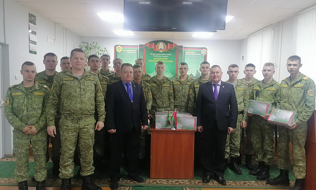 Ветераны-пограничники Мозыря поздравили военнослужащих с новогодними праздниками  