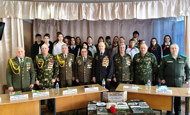 Встреча поколений: ветераны-пограничники провели круглый стол в Ветринской школе