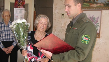 Ветераны-пограничники поздравили жену офицера с Днем матери 