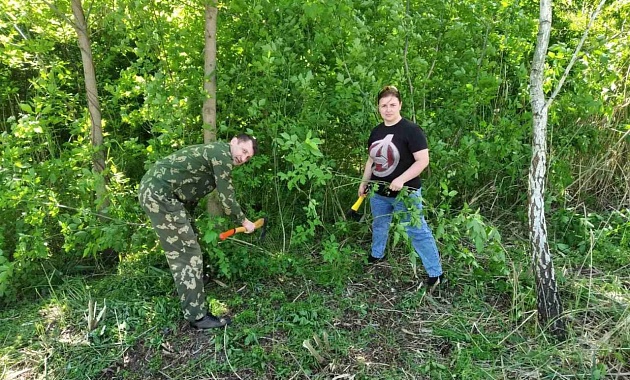 Ветераны-пограничники Бреста приняли участие в благоустройстве улиц 