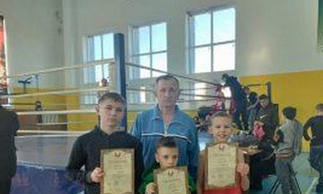 Воспитанники ветерана-пограничника Михаила Мойсака из Лунинца на пьедестале почета