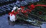 «Мы помним подвиг. Мы не забудем героев». Ранним утром в Гродно прошел митинг, посвященный Дню всенародной памяти жертв Великой Отечественной войны и геноцида белорусского народа