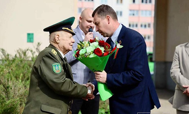 С наступающим Днем Победы поздравили ветерана Великой Отечественной Ивана Александровича Невзорова
