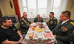 ФОТОФАКТ: Представители Брестской Краснознаменной пограничной группы поздравили ветерана ВОВ с Днем Победы