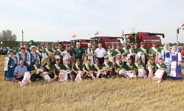 В Шкловском районе  в этом году урожай помогают убирать экипажи, в составе которых – пограничники, служившие в органах пограничной службы 