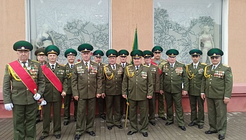 Ветераны-пограничники Мозыря в День Независимости прошли в парадном строю по главной площади города