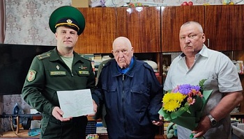 Ветерана Великой Отечественной войны Василия Давжонка поздравили с Днем пограничника