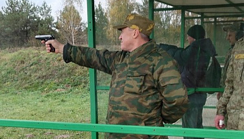 Меткость, проверенная временем – ветераны пограничной службы Пинска показали класс в стрельбе