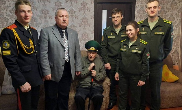 Ветерана Великой Отечественной войны Василия Давжонка  поздравили  с новогодними праздниками 
