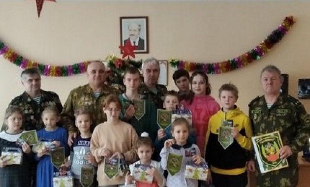 Ветераны-пограничники Лунинца поздравили воспитанников социально-педагогического центра с новогодними праздниками