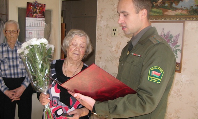 Ветераны-пограничники поздравили жену офицера с Днем матери 