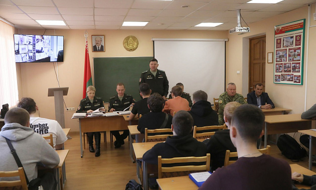 Ветераны-пограничники Минска встретились с призывниками
