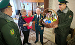 Пограничники поздравили с 87-летием почетного пограничника Республики Беларусь Вячеслава Лопатина