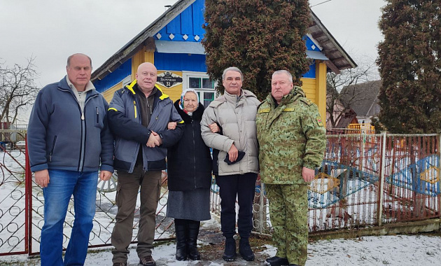 Ветераны-пограничники Минска поздравили мать воина- интернационалиста с 80-летием 
