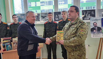  Наши дети: ветераны-пограничники передали более 150 экземпляров книг кадетам